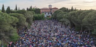 Tante persone a Castel Raniero per il concerto di Vinicio Capossela e Don Antonio
