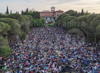 Tante persone a Castel Raniero per il concerto di Vinicio Capossela e Don Antonio