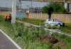 Auto esce di strada, abbatte albero, cappotta e si ferma sui binari