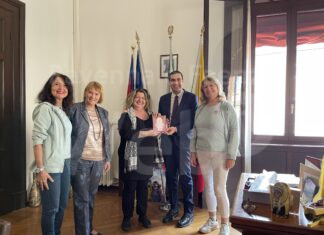 Linea Rosa: Consegnata Coroncina Racconti Ravennati alla cantante ravennate Sonia Davis