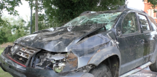 Auto precipita nella scarpata