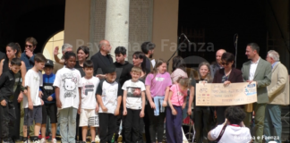 Dalle elementari mosaici per decorare la spiaggia “Insieme a te”: la festa a Faenza