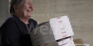 In via Lesi i residenti si ritrovano insieme ai volontari: “È il senso di comunità nato con l’alluvione”