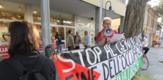 Potere al Popolo torna a manifestare contro la multinazionale Teva: presidio alla farmacia San Biagio