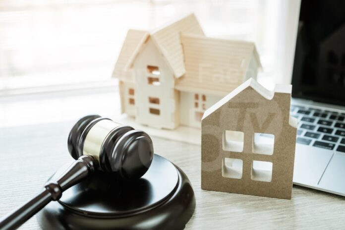 Judge gavel / house model, Ideas for foreclosure in real estate auction and bidding home. Business judgment by E-commerce online Auctions held over internet. Conflict lawsuit from not paying home debt