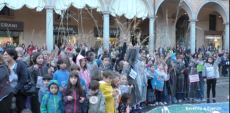 La cerimonia del fango per ricordare l’alluvione