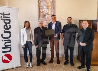 25 computer per le famiglie alluvionate. Una donazione di UniCredit