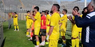 Calcio: I giocatori del Ravenna a fine partita sotto la curva