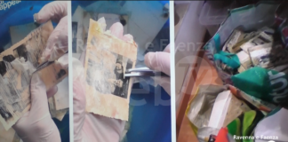 Decine di migliaia di foto recuperate dopo l’alluvione: inaugurata la mostra “Ricordi appesi”