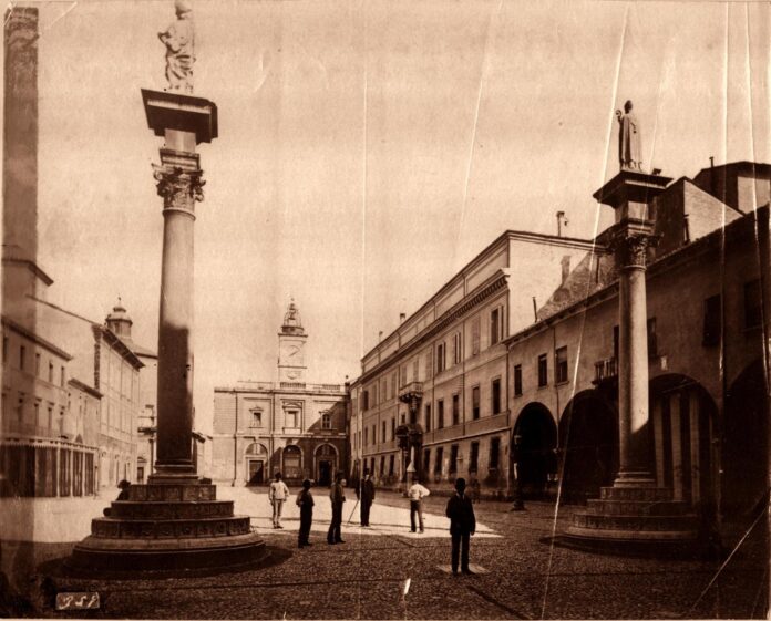 Piazza Vittorio Emanuele, ora Piazza del Popolo, alla fine dell’Ottocento (Biblioteca Classense, Fondo Ricci)