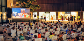 A Marina i bambini possono costruire la propria auto e poi assistere a un cartone in un drive-in su misura