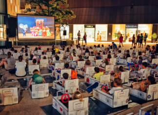 A Marina i bambini possono costruire la propria auto e poi assistere a un cartone in un drive-in su misura