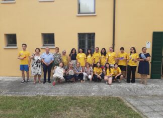 Magliette gialle, in visita il primario di Pediatria e l’assessora Moschini al laboratorio Cuore di maglia