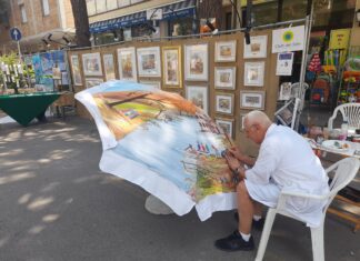 Punta all’arte e arriva su Marte: gli artisti personalizzano gli ombrelloni da spiaggia a Punta Marina