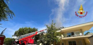 Incendio nel tetto di un residence a Cervia, intervengono i Vigili del Fuoco
