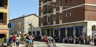 Tante le persone scese in strada per il passaggio del Tour. de Pascale “Un ringraziamento speciale va a tutte e tutti coloro che hanno reso possibile questo momento!”