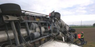 Camion carico di carbonato di calcio si ribalta sulla Reale. Ferito il conducente. Statale chiusa