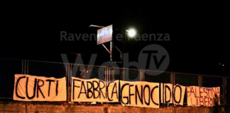 Striscione contro la Curti appeso davanti all’azienda