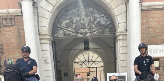 Pattuglie a cavallo della Polizia per le vie della città