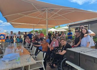 Gli ospiti delle case protette in gita al mare