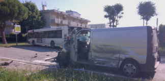 Lo scontro all’incrocio scaraventa un furgone contro un autobus: due feriti