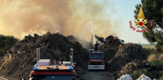 Incendio a Lido di Classe: rogo ancora attivo, ma sotto controllo