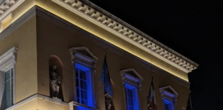Il Teatro Alighieri si illumina di viola ciclamino per la Giornata dell’Afasia