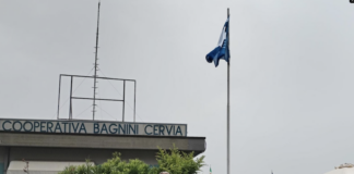 La Bandiera Blu issata sul pennone della Cooperativa Bagnini di Cervia