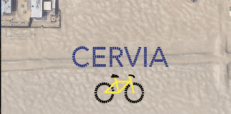 Una bicicletta gialla di 75 metri sulla spiaggia libera di Cervia per salutare il Tour de France