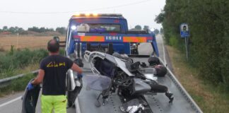 Scontro all’incrocio fra uno scooter e un’auto: 63enne trasportato al Bufalini