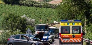 Frontale sulla Modiglianese: auto cappotta nel campo a lato della strada