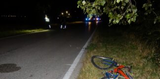 Scontro nella notte fra una moto e una bici: ciclista trasportato in gravi condizioni al Bufalini