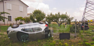 Incidente a Piangipane: Un auto finisce nel fosso, l’altra nel cortile di una casa