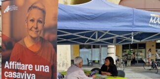 Lo stand di Casaviva in piazza per aiutare a trovare abitazioni in affitto