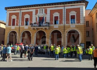 L’amministrazione comunale dona una pergamena per l’impegno quotidiano dei 47 volontari di Auser Massa Lombarda