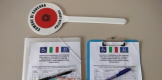 Si fingono sordomuti per truffare i passanti. Fermati dalla Polizia Locale