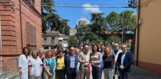 Donati dal Rotary club di Lugo un microscopio stereoscopico e 60 televisori all’ospedale Umberto I