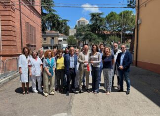 Donati dal Rotary club di Lugo un microscopio stereoscopico e 60 televisori all’ospedale Umberto I