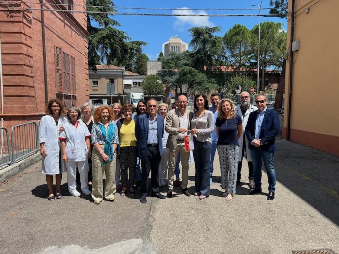 foto donazione rotary club ospedale di Lugo