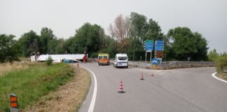 Camion perde il carico: conducente sanzionato per il pericolo causato e per l’eccessiva velocità