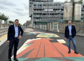 Darsena: un murale pavimentale decora la passeggiata lungocanale. Opera di Riccardo Guasco