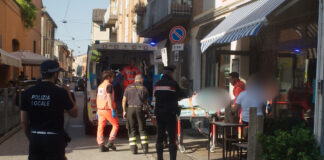 Rimane incastrato con la mano nell’impastatrice: grave infortunio in un ristorante