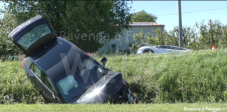 Tamponamento fra due auto, poi entrambe le vetture finiscono nel fosso: due persone all’ospedale