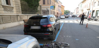 Perde il controllo dell’auto: ferita una ciclista e danneggiati quattro mezzi parcheggiati