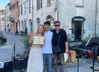 Faenza Rock 2024 gran finale in Piazza delle Erbe, vincono la cantautrice Betta e il duo Mattu&Bricchi, suoneranno al MEI 2024