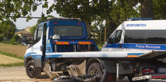 Moto si schianta contro un furgone: ragazzo trasportato in elicottero al Bufalini