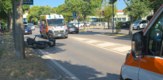 Scontro auto-moto: motociclista sbalzato di sella sbatte violentemente contro un palo e un albero