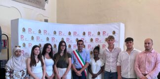 Cittadinanza italiana per sedici ragazzi e ragazze, in municipio la cerimonia dedicata ai diciottenni