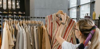 Saldi estivi 2024: un consumatore su due pronto ad acquistare, frenati finora dal meteo incerto per lo shopping estivo