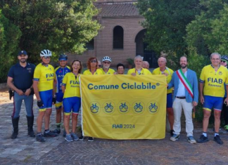 Consegnata al Comune di Ravenna la bandiera gialla della ciclabilità Fiab
